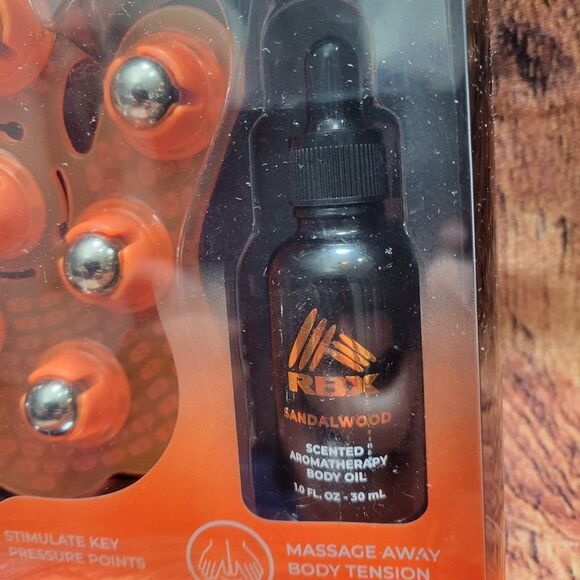 Massage Glove with Body Oil - Picture 3 of 11